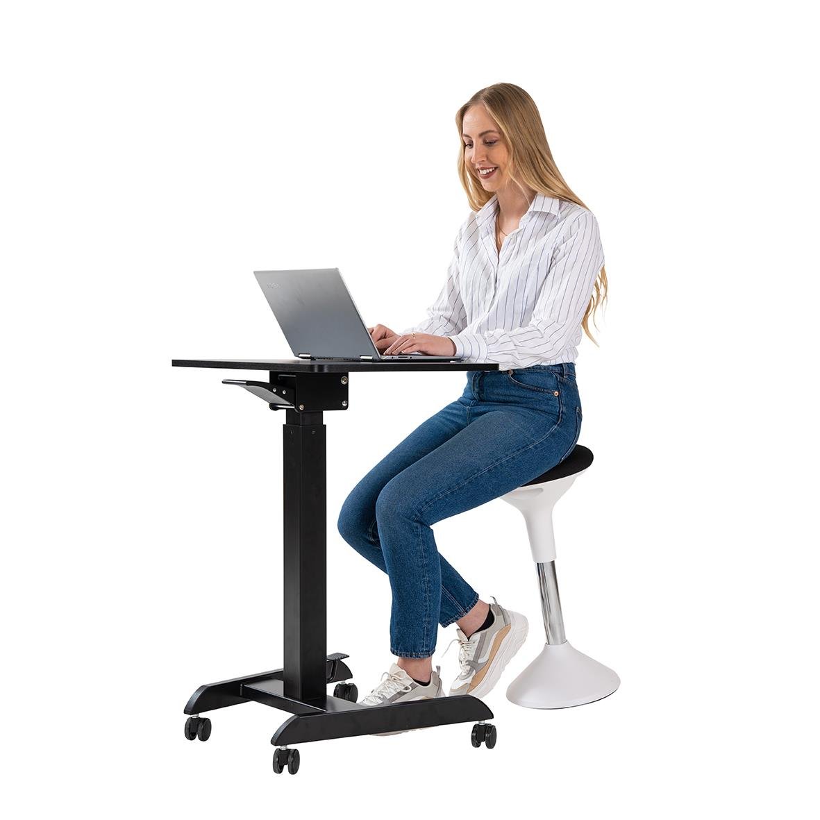 Kvinna sitter vid höj- och sänkbart skrivbord med laptop, svart Sun-Flex Easydesk Pro, 600x520 mm, på en vit stol