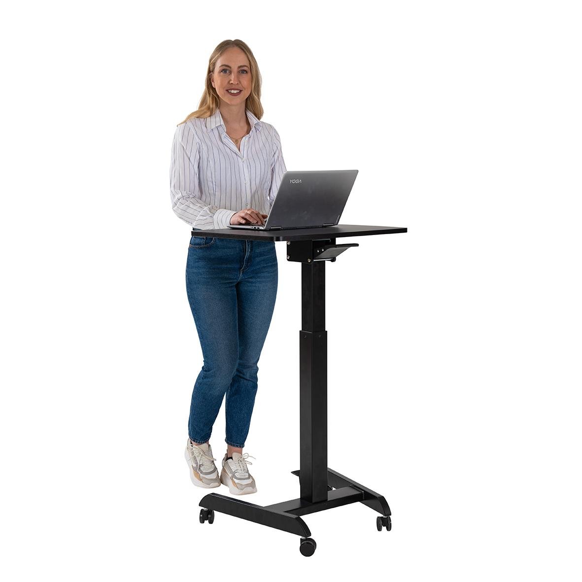 Kvinna använder höj- och sänkbart skrivbord Sun-Flex Easydesk Pro svart med laptop