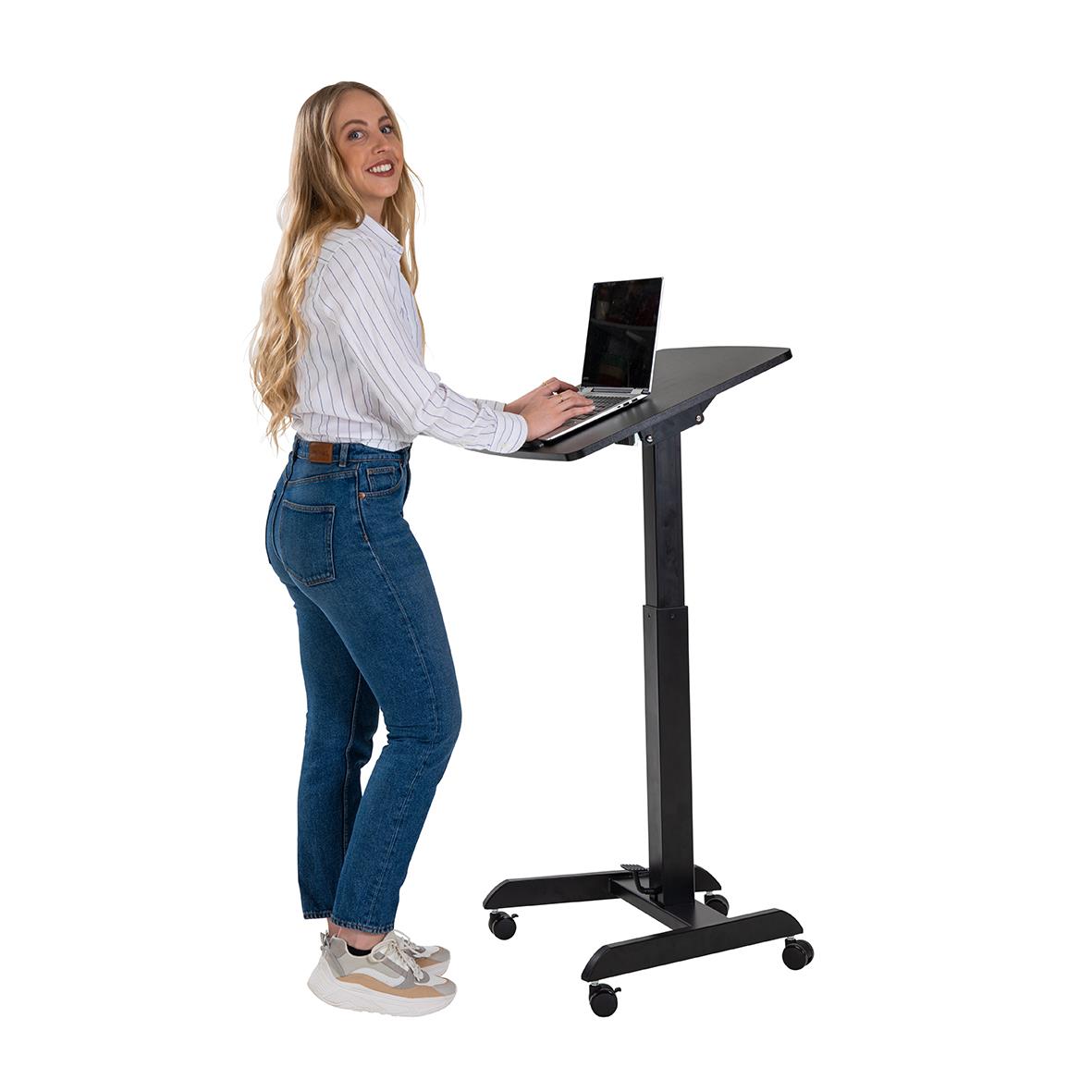 Kvinna använder höj- och sänkbart skrivbord Sun-Flex Easydesk Pro svart med laptop