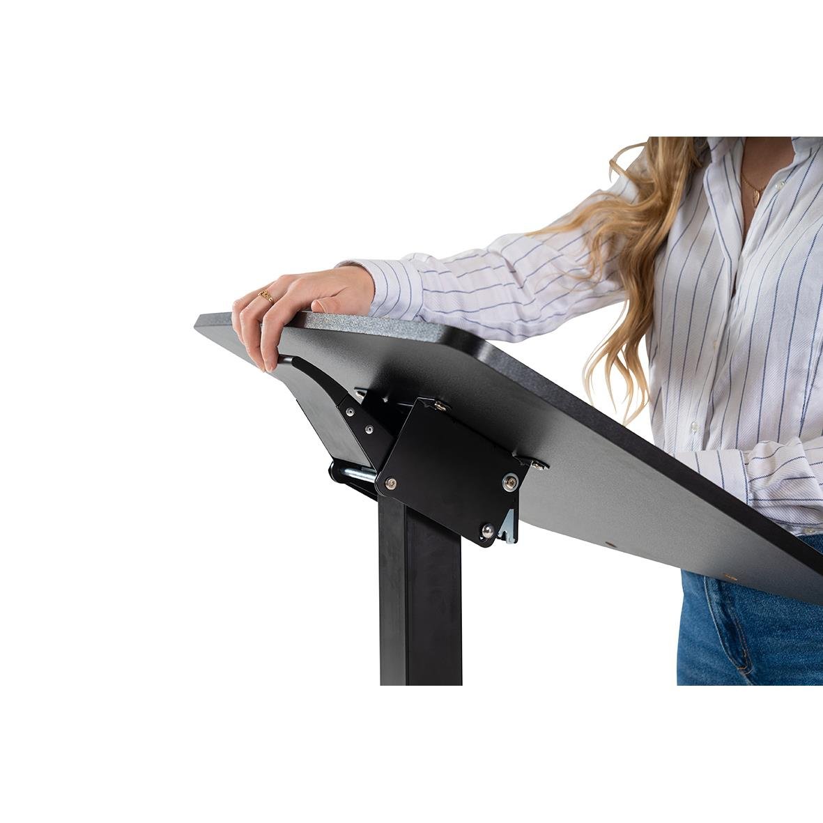Person justerar ett höj- och sänkbart skrivbord Sun-Flex Easydesk Pro svart