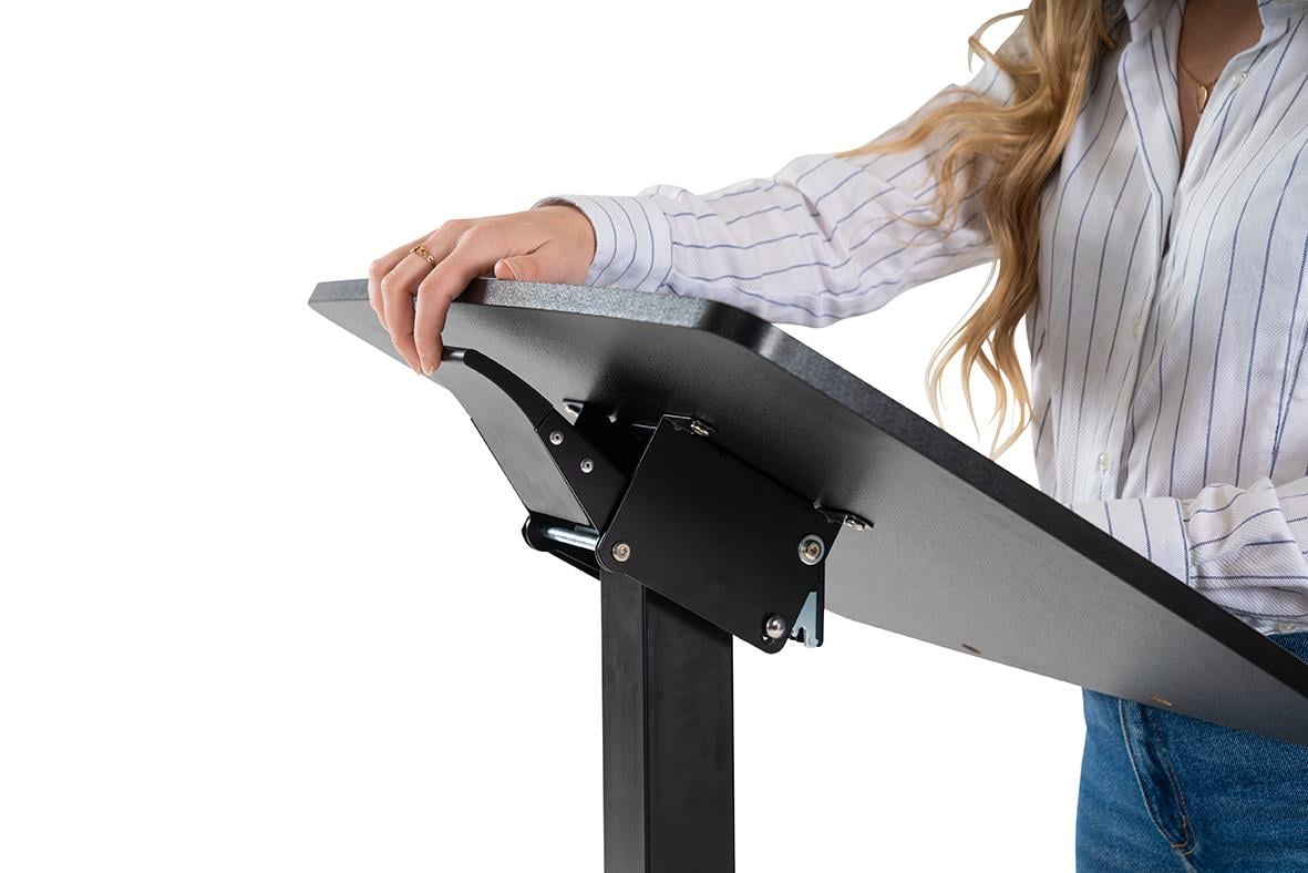 Person justerar ett höj- och sänkbart skrivbord Sun-Flex Easydesk Pro svart