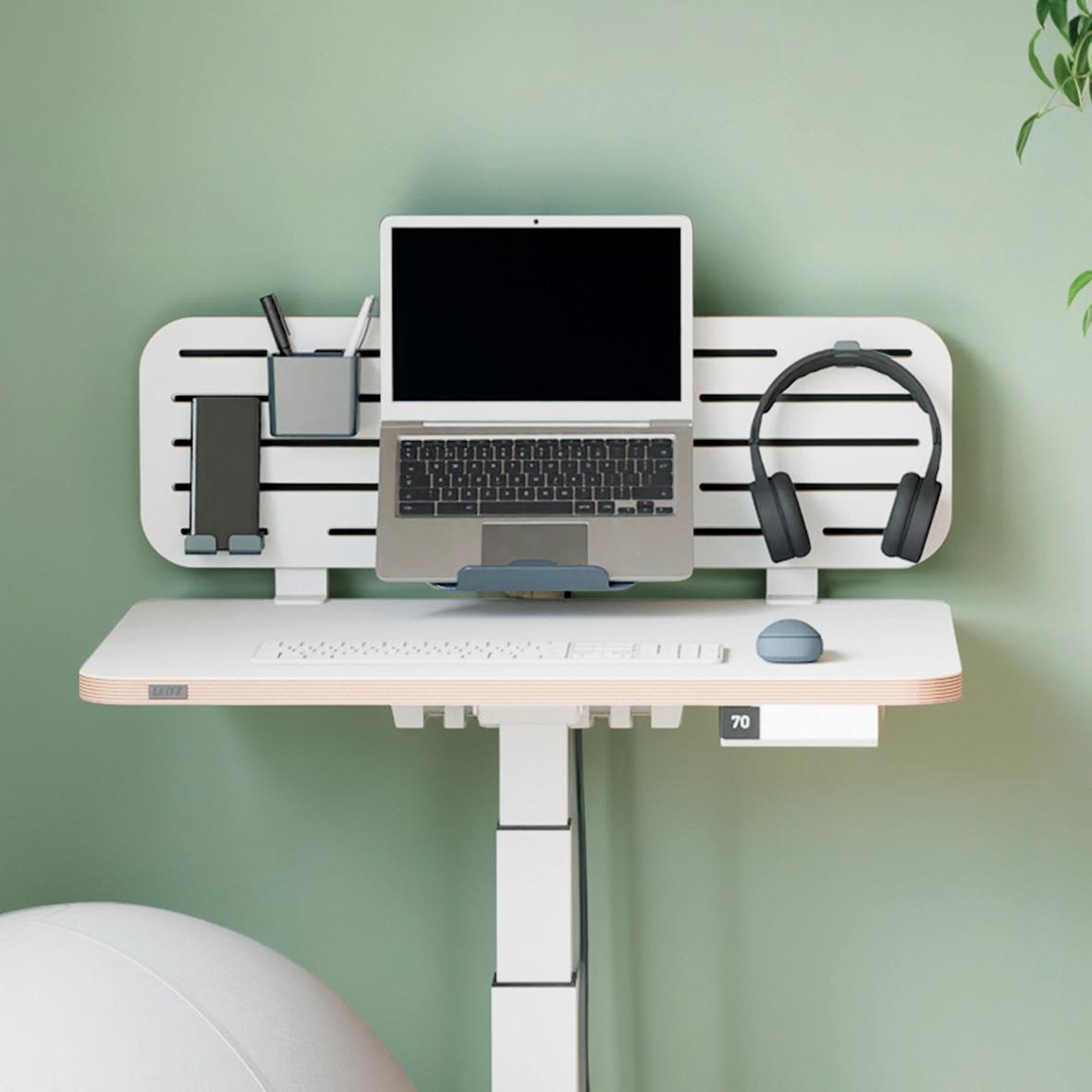 Deskorganiser Leitz Till Ergo Pegboard med laptopställ och tillbehör på skrivbord mot ljusgrön vägg