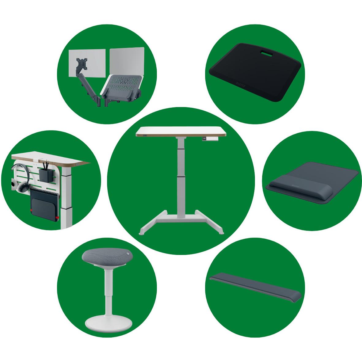 Arbetsstation med monitor, laptop, skrivbord, stol, tangentbord, mus och tillbehör