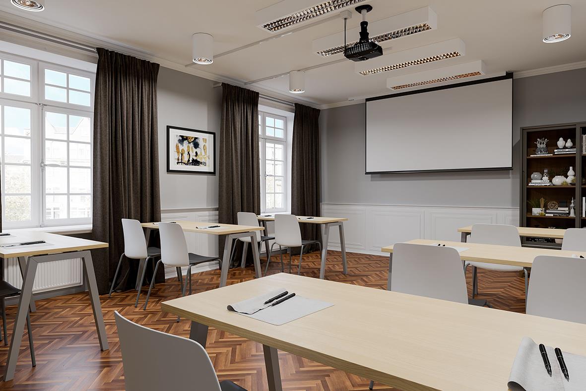 " med vita bord, svarta stolar, stor projektor och fönster med mörka gardiner"