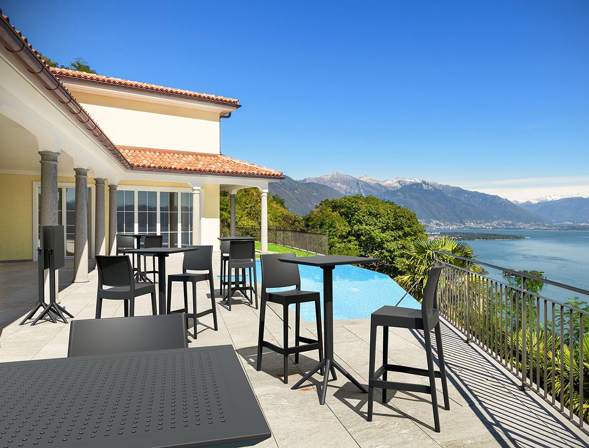 Svart barstol Maya på terrass med pool och utsikt över sjö och berg i bakgrunden