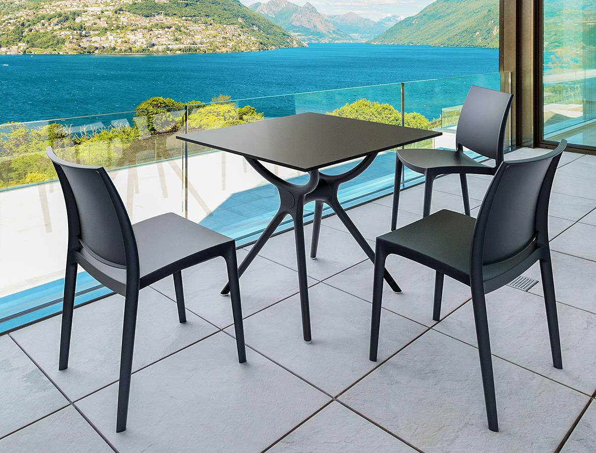 Svart stapelbar stol med sits och ryggstöd, placerad på balkong med utsikt över sjö och berg