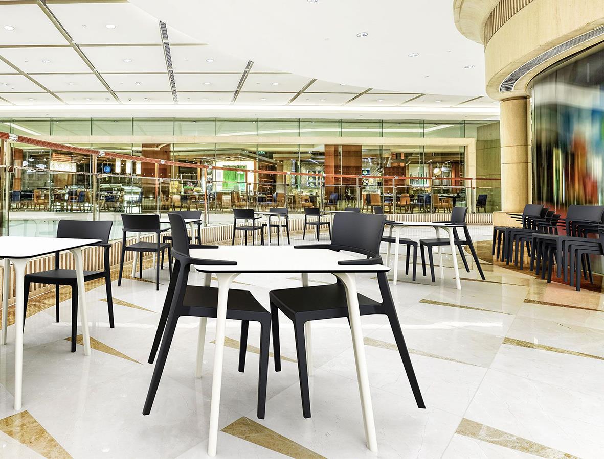 Svart stol Plus Upphängningsbar i ett tomt café eller restaurangmiljö