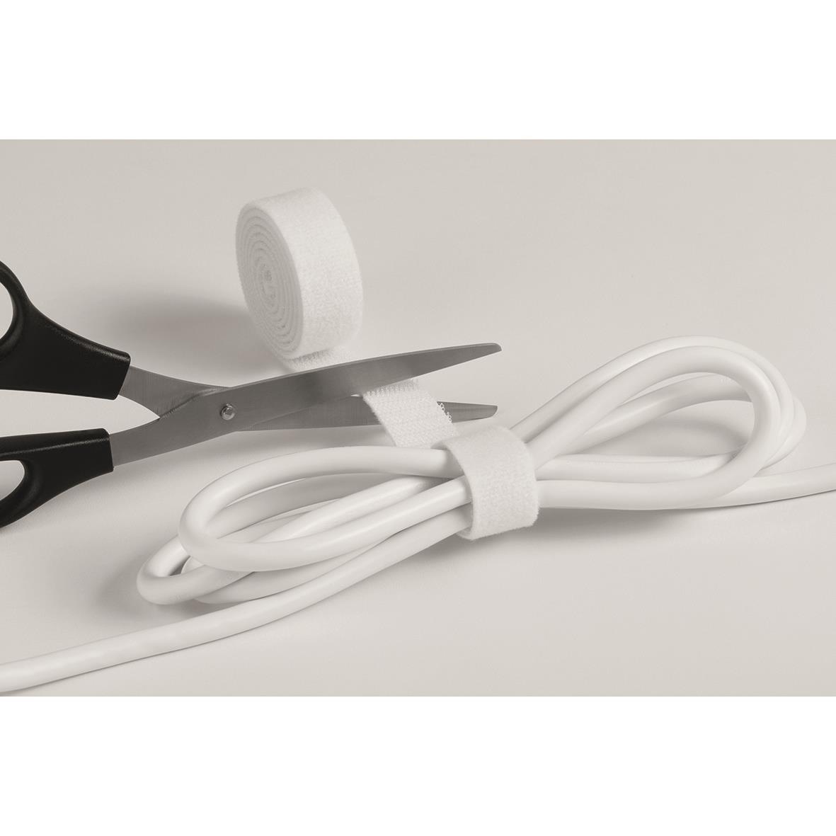Vit kabelsamlare med svart handtag, skärverktyg och kabel på en vit bakgrund