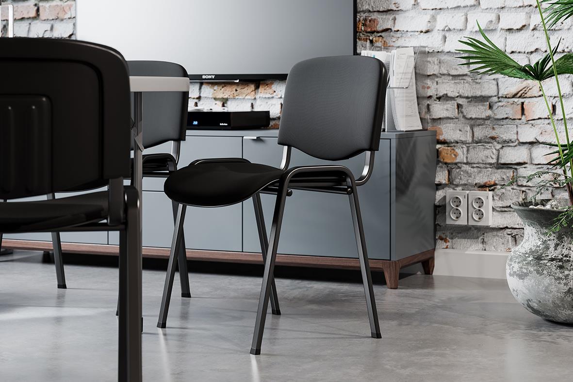 Konferensstol Sofie stapbar i svart i ett modernt kontorsutrymme med vägg och växt