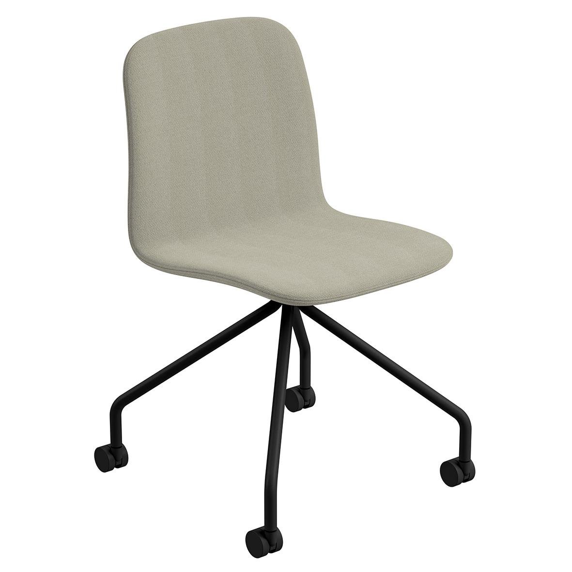 Krysstativ på hjul med beige stol med svart underrede