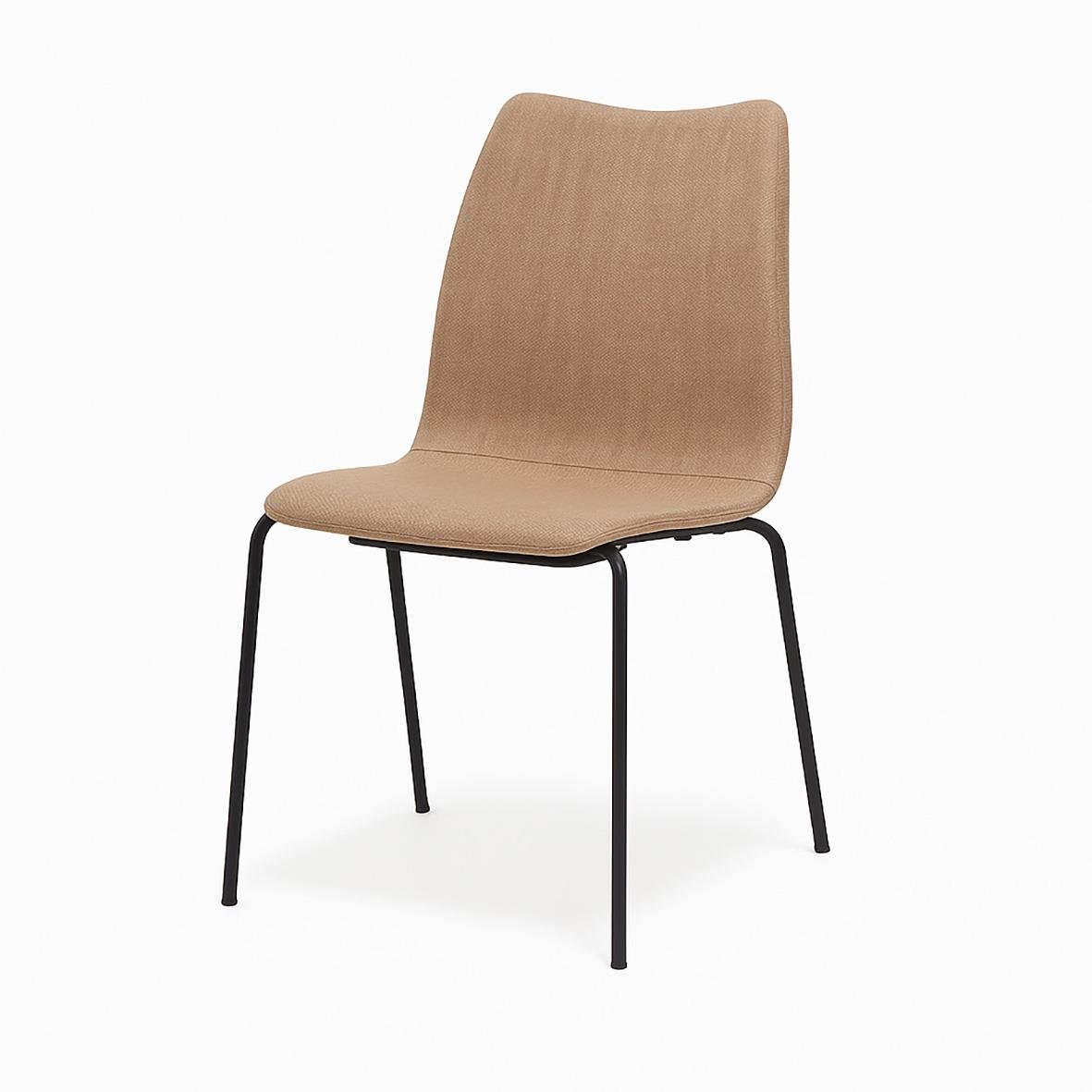 Bekväm beige stol med svart metallram och stoppad sits och ryggstöd