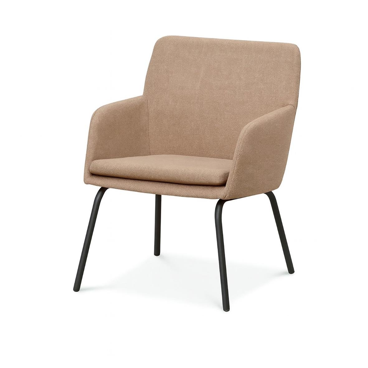 Karmstol i beige tyg med svarta ben, helklädd och modern design