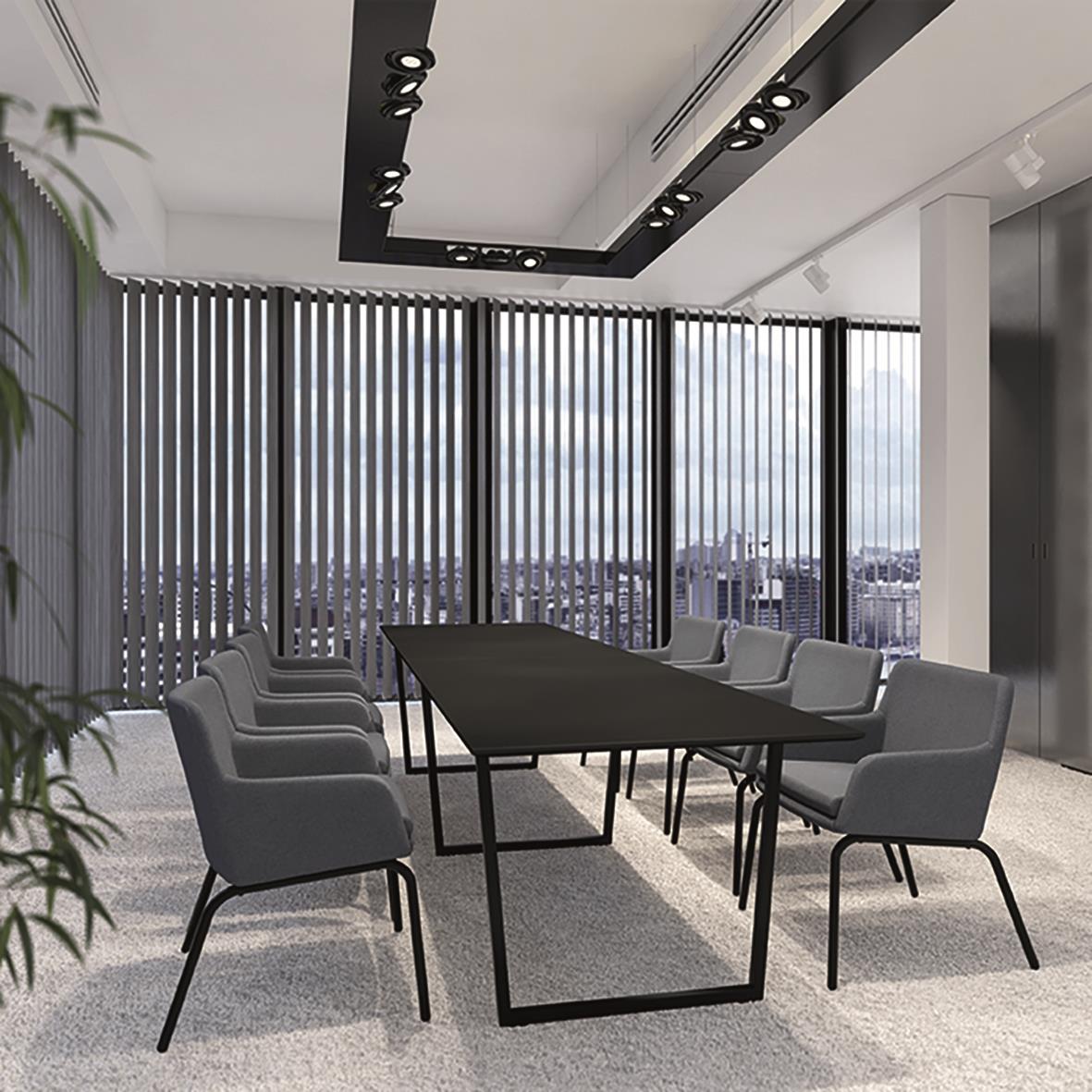 Karmstol i beige och svart i ett modernt konferensrum med stora fönster och vertikala persienner