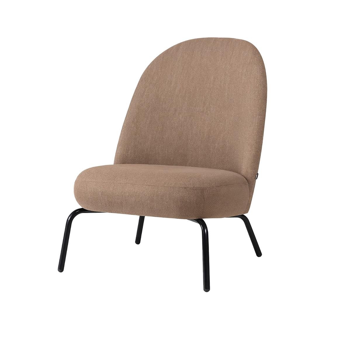 Modern beige fåtölj med svarta ben och rundad rygg