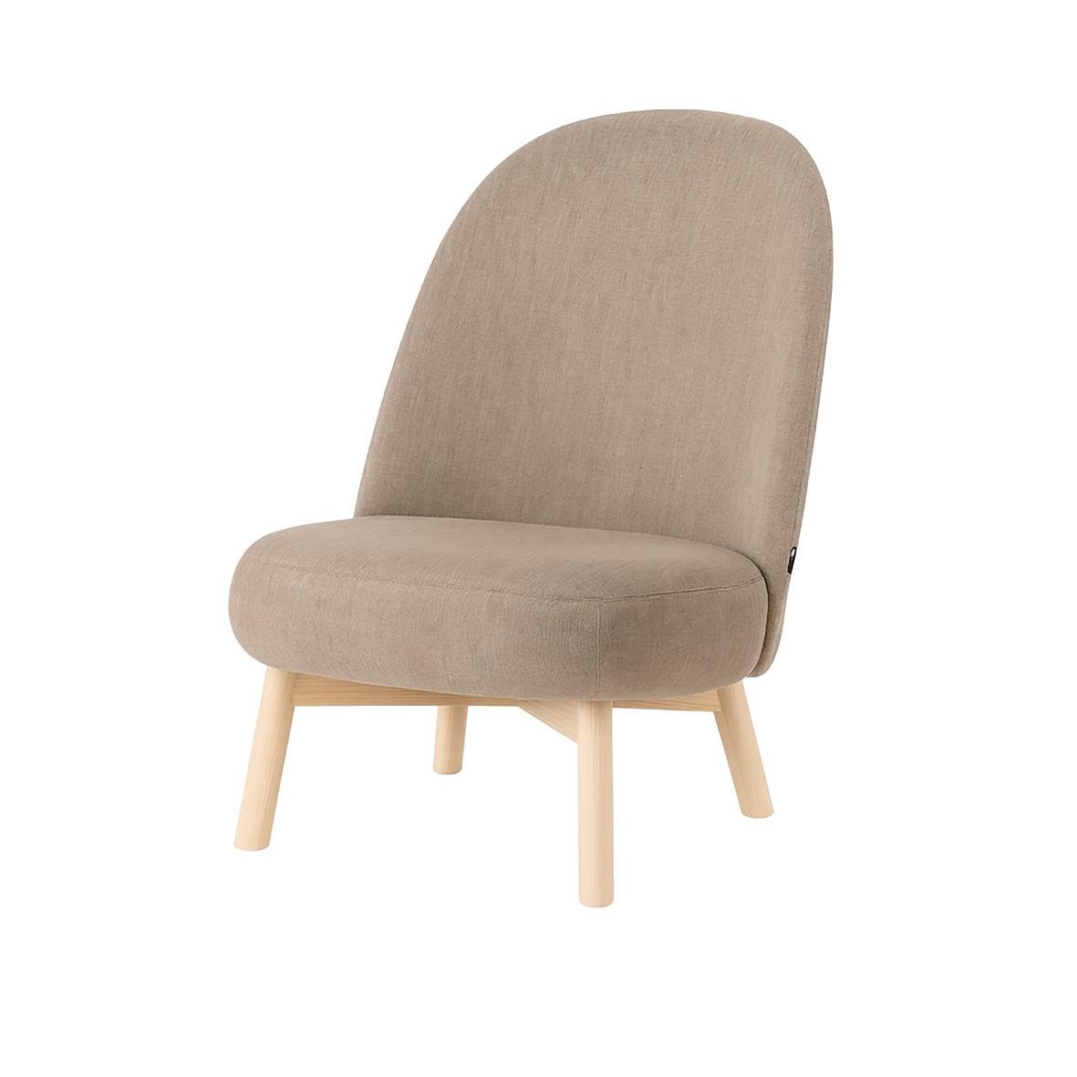 Bekväm beige fåtölj med ljusa träben