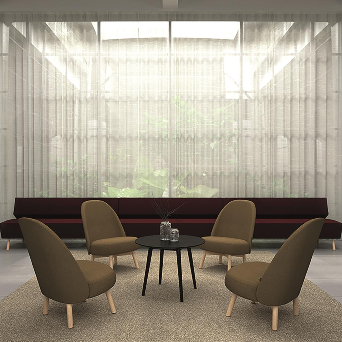 Vardagsrum med fyra beige fåtöljer runt ett runt svart bord framför stora fönster med ljusgardiner