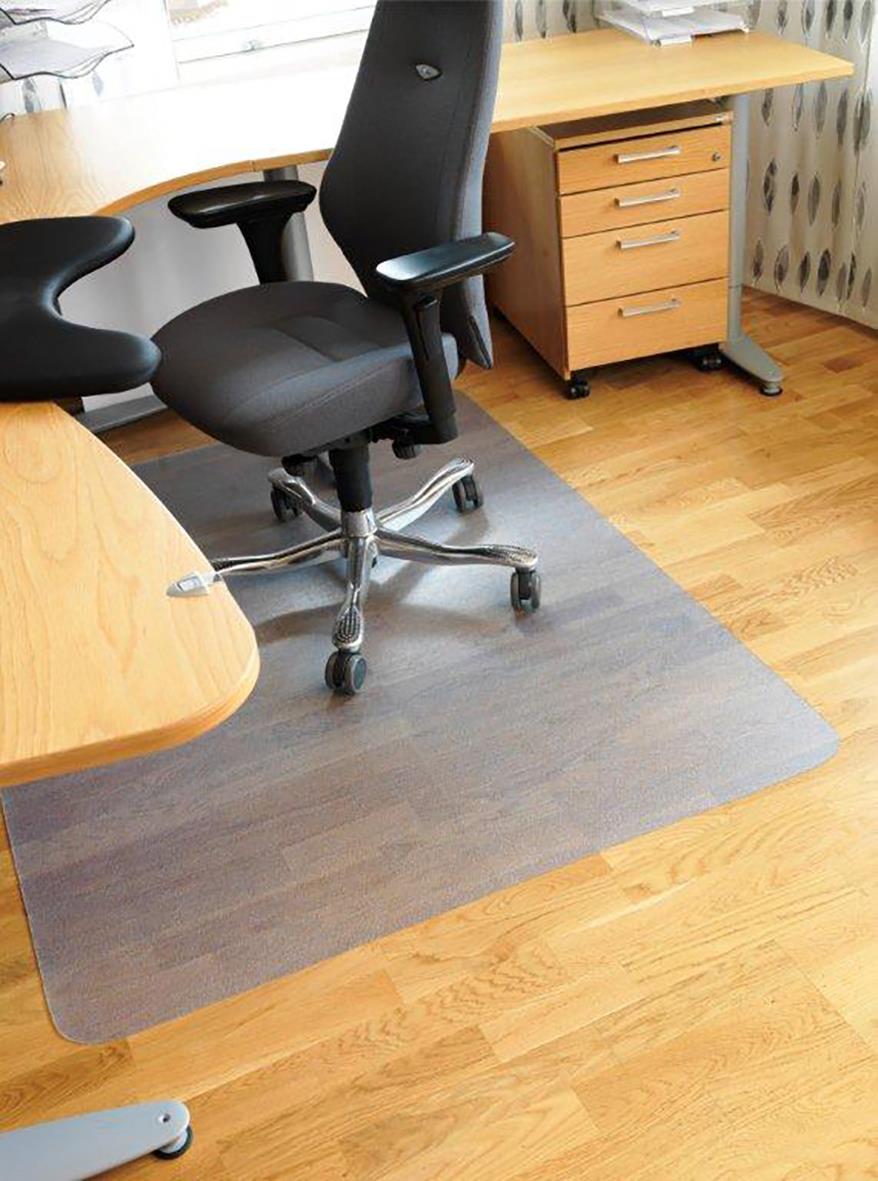 Golvskydd utan pigg matta på hårt golv under skrivbord och kontorsstol i ett kontorsrum