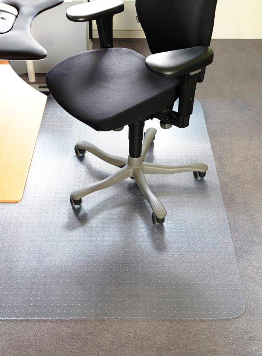 Golvskydd med piggmatta under kontorsstol på mjukt golv