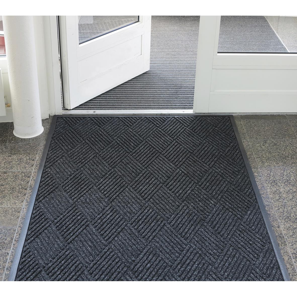 Svart kombinationsmatta Matting Combi Premier 85x150cm framför dörren