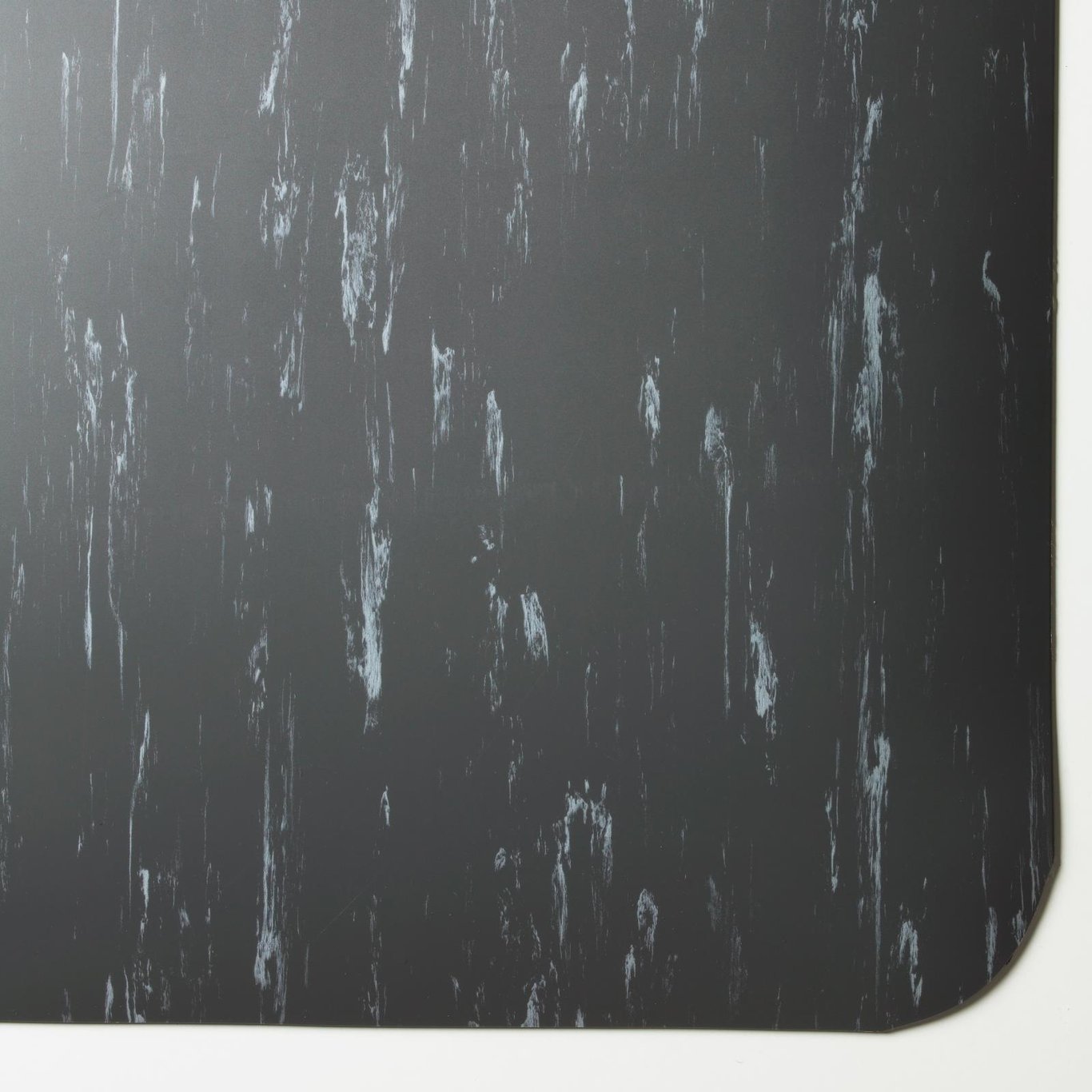 Arbetsplatsmatta i grå marmor med vit ådring, storlek 61x91cm