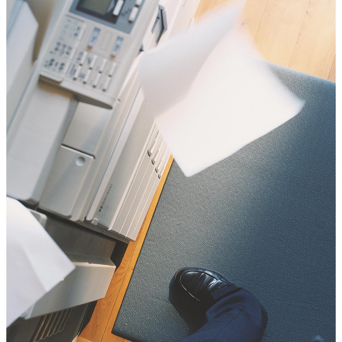 Grå arbetsplatsmatta Matting Yoga Super Plus 61x91cm på kontor med person som står på den