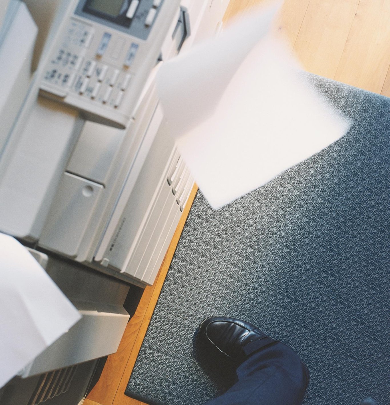 Grå arbetsplatsmatta Matting Yoga Super Plus 61x91cm på kontor med person som står på den