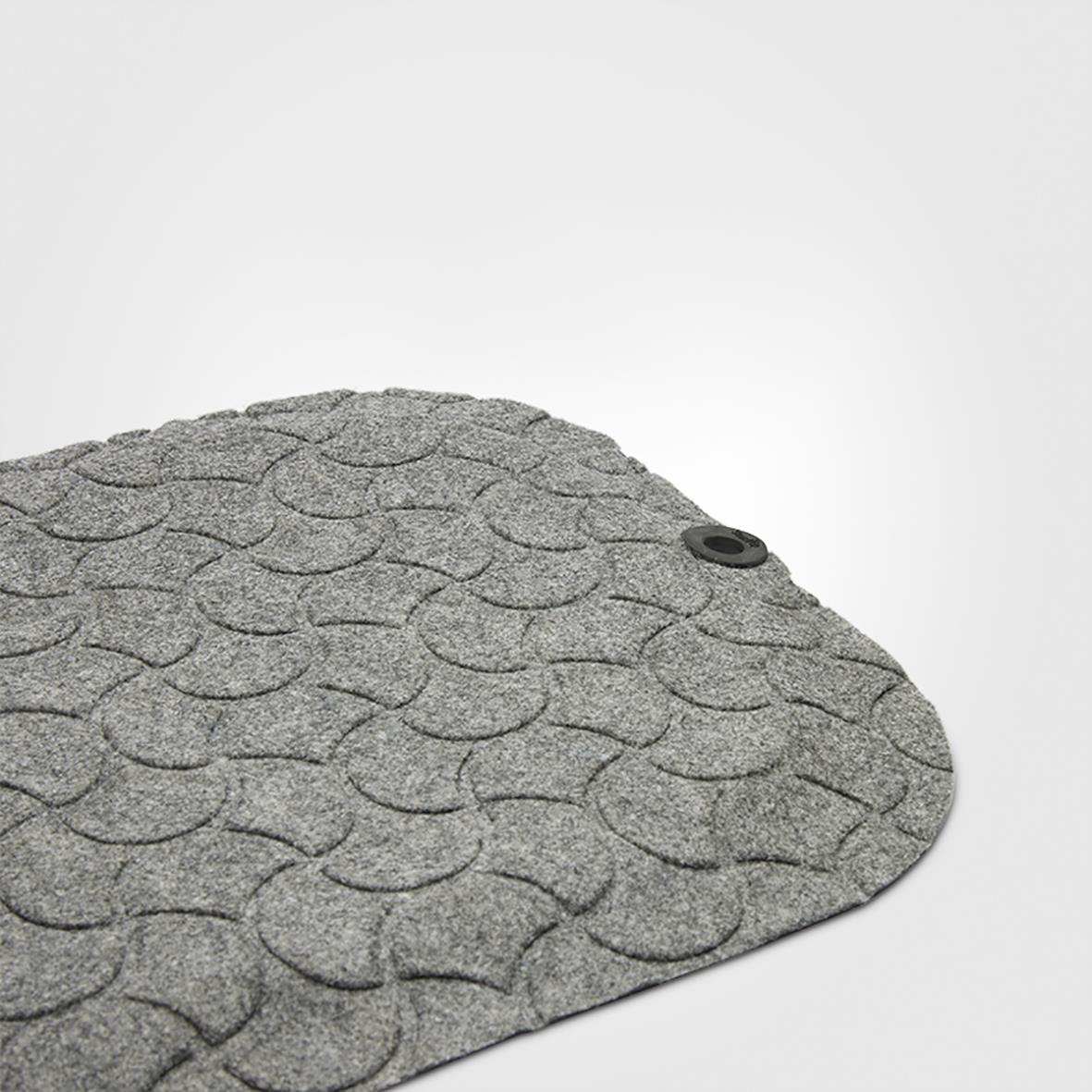 Stor grå arbetsplatsmatta med skivor i skiffermönster och dräneringshål, storlek 53x99cm