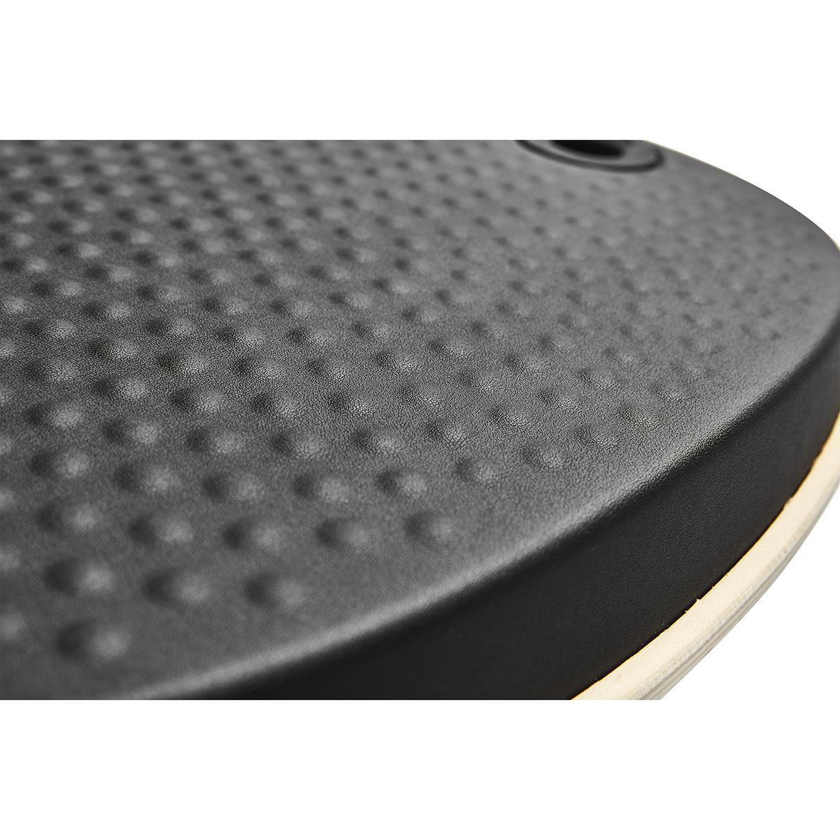 Närbild av en balansplatta för stående träning med texturerad yta