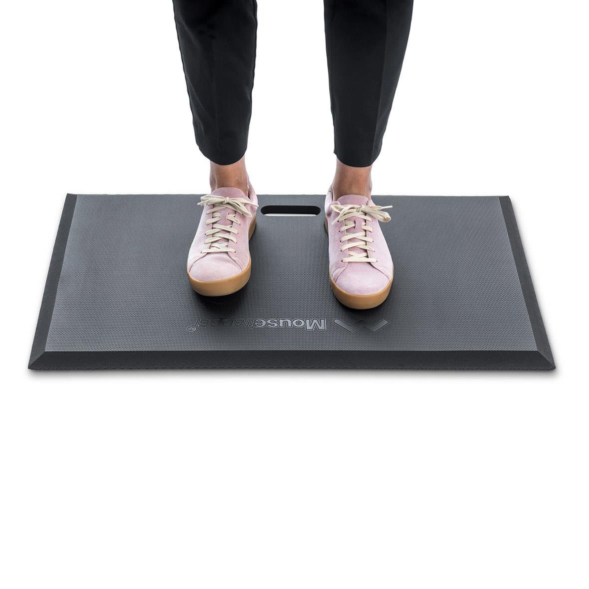 Person står på en ståmatta Mousetrapper Active med rosa skor