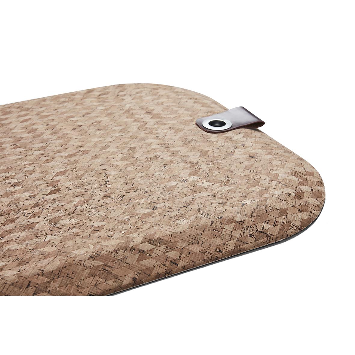 Arbetsplatsmatta i kork med måtten 77x53 cm och en metallklämma