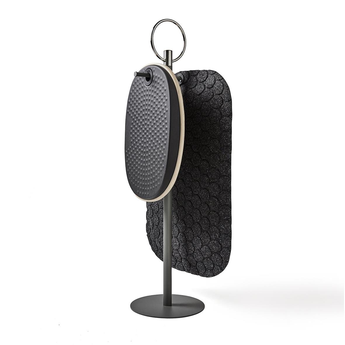 Hängare för mattor på stång med krok, svart och grå design