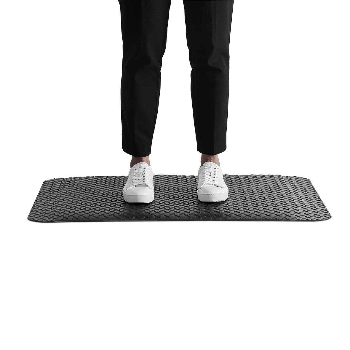 Person står på svart arbetsplatsmatta Matting Yoga Deck Zedlan 91x61cm