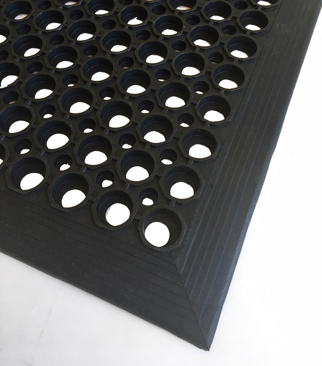 Svart entrématta i gummi med hål för att samla smuts och vatten, storlek 90x150cm