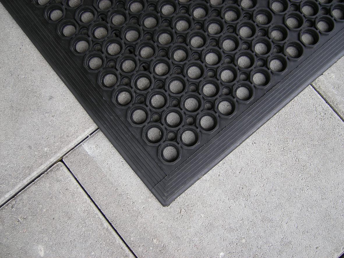 Svart entrématta Sanitop Gummimatta 90x150cm med cirkulära mönster