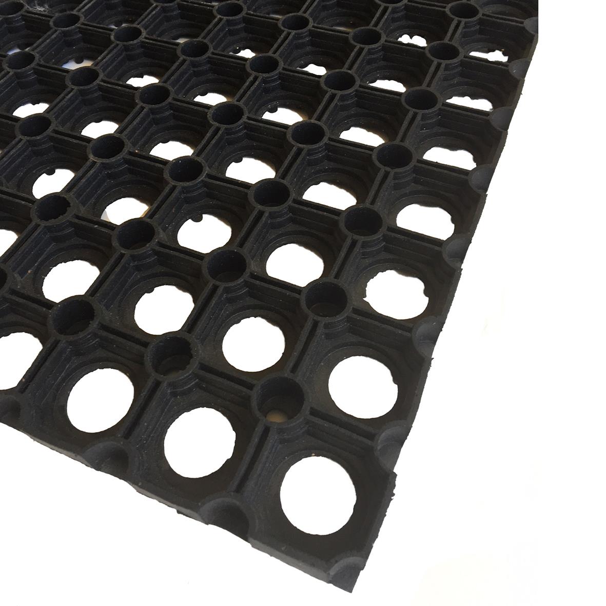 Svart gummimatta med ringmönster och hål för entrébruk 80x120cm