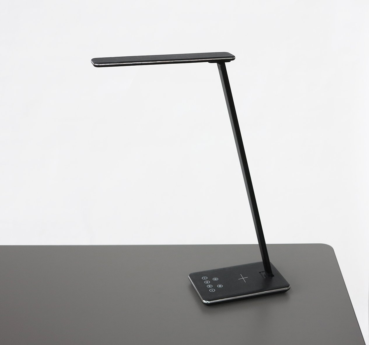 Svart LED-bordslampa LightUp Singapore med justerbar arm på svart bord