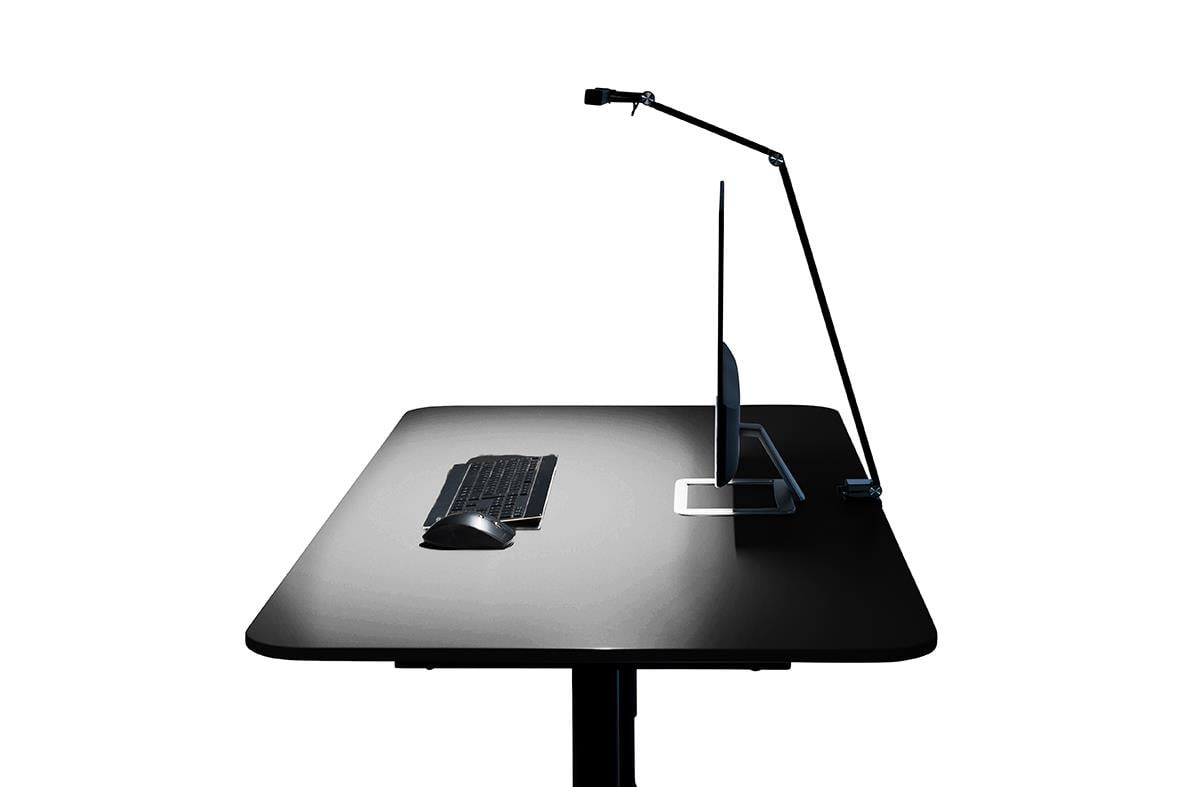 Svart bordslampa Sun-Flex Screenlite på skrivbord med tangentbord och datorskärm