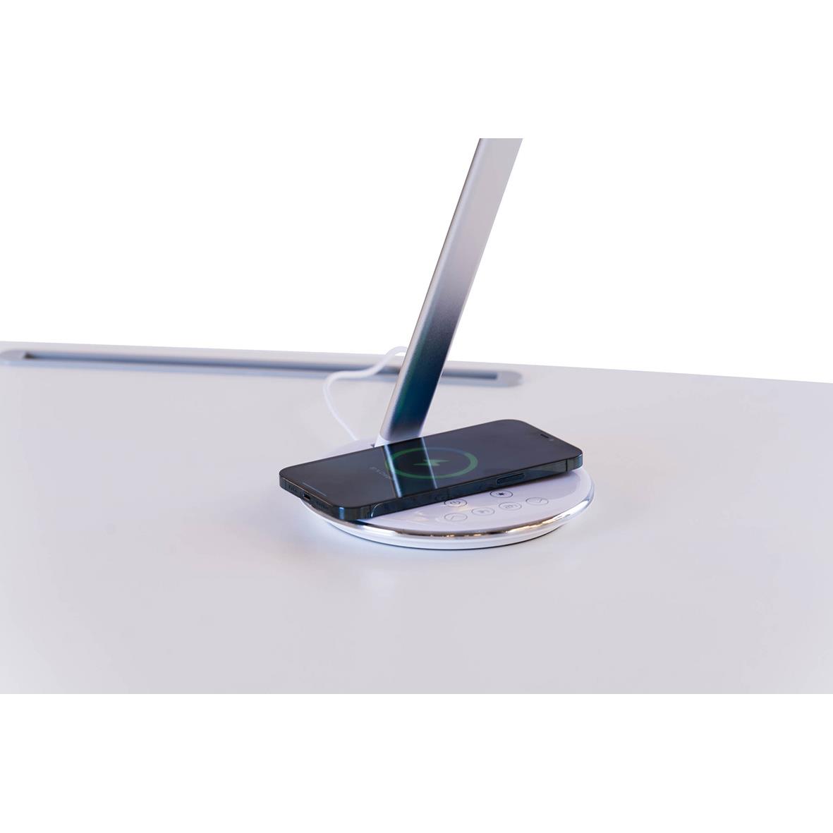 Bordslampa Sun-Flex Qlite Vit som laddar en smartphone på ett bord
