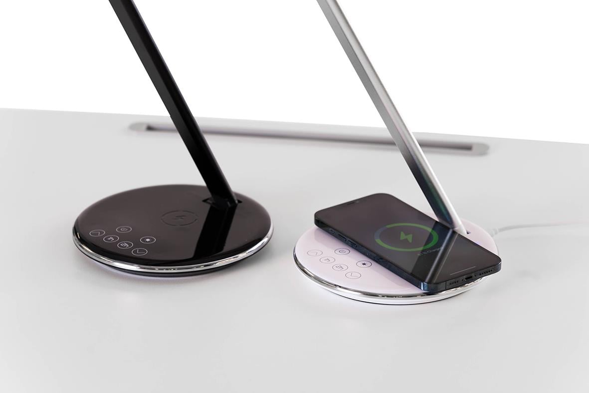 Två bordslampor Sun-Flex Qlite Vit med justerbara armar på en vit yta