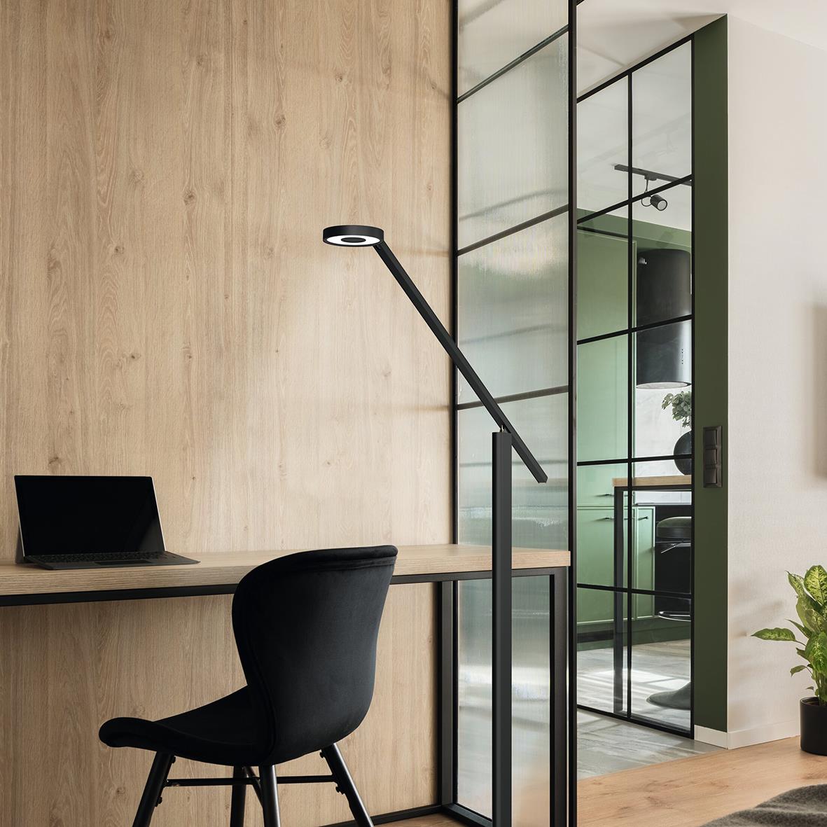 Svart golvlampa Luctra Floor Lite i ett modernt arbetsrum med trävägg och glasvägg