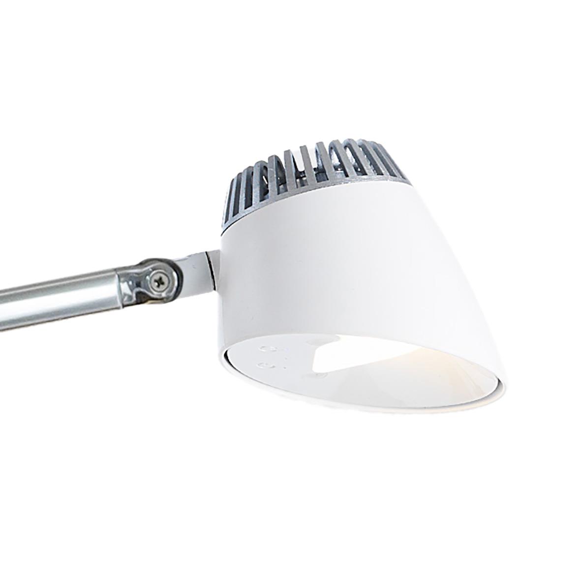 Väggmonterad modern lampa med vit skärm och metallarm