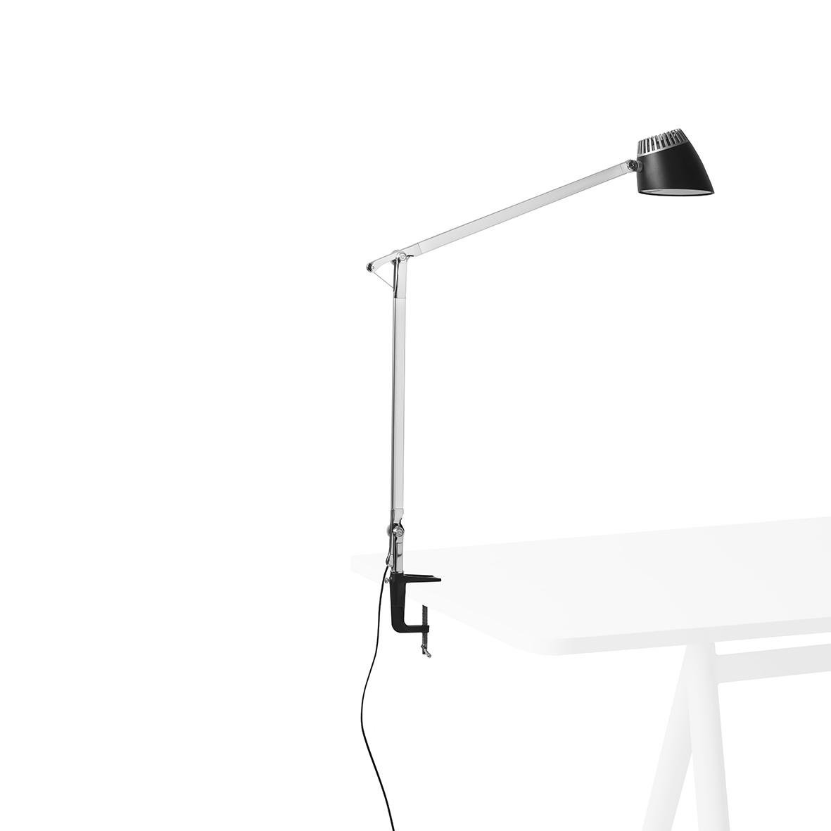 Lampa med justerbar arm och svart lampskärm som är fäst vid ett vitt stativ
