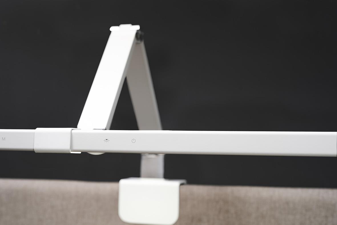 Vit bordslampa Sun-Flex Screenlite Panel med justerbar arm mot mörk bakgrund