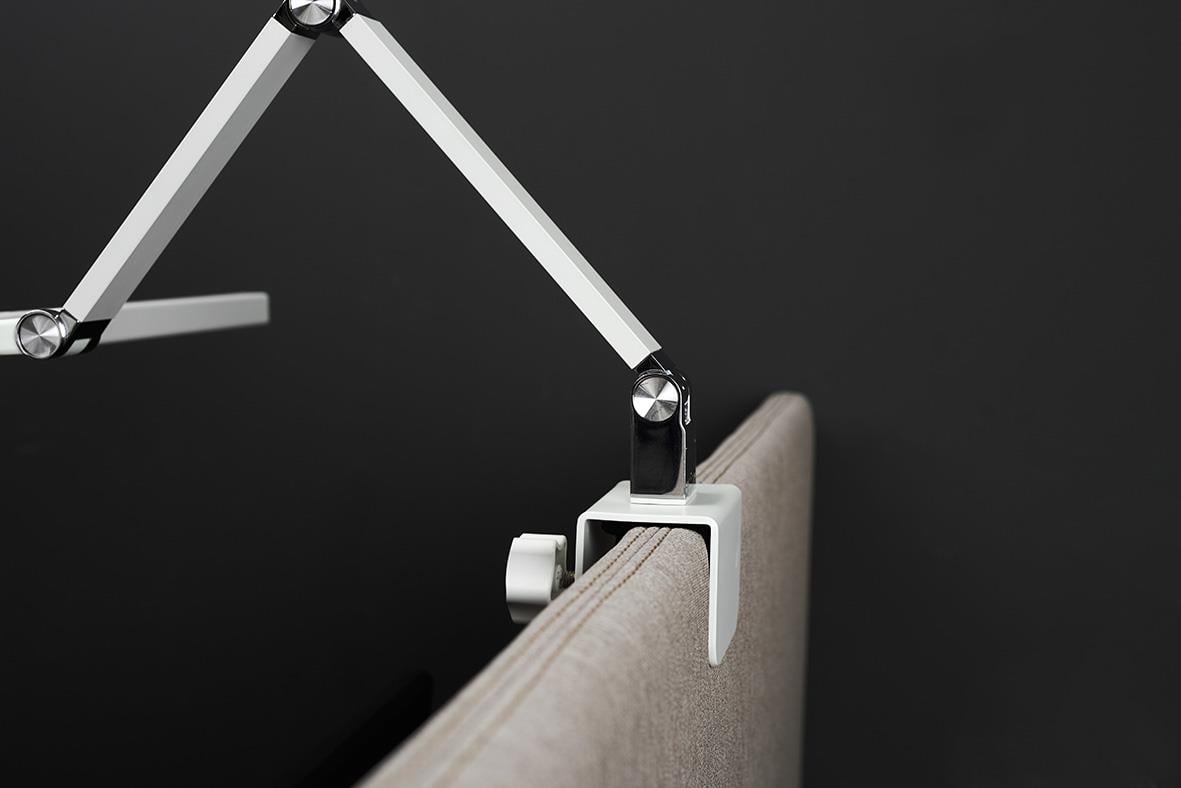 Vit bordslampa Sun-Flex Screenlite Panel monterad på sängkant