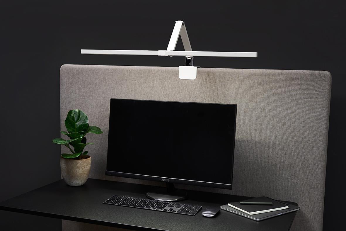 Bordslampa Sun-Flex Screenlite Panel Vit ovanför skrivbord med dator och växt