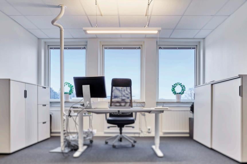 Kontorsrum med LED-armatur och skrivbord, vitt, i ett kontorslandskap