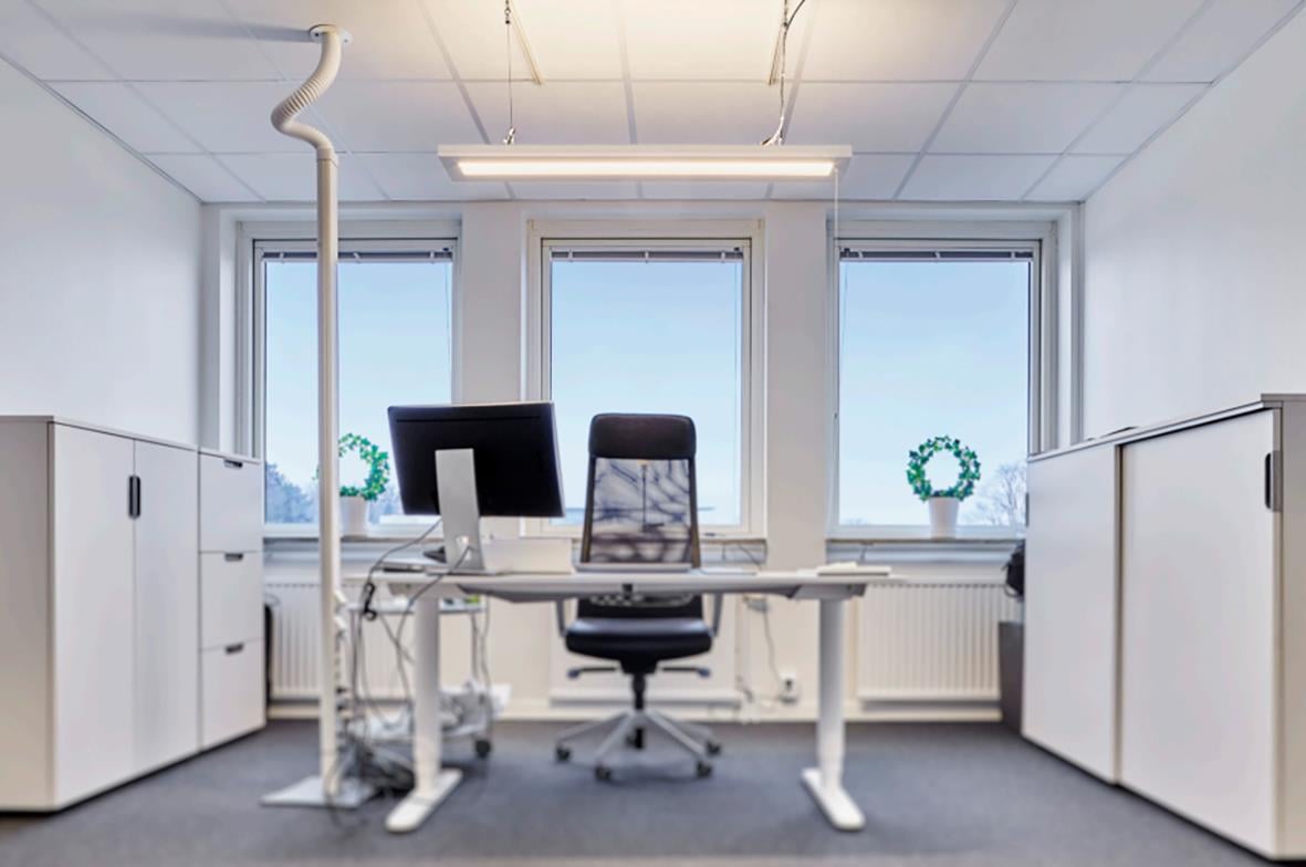Kontorsrum med LED-armatur och skrivbord, vitt, i ett kontorslandskap