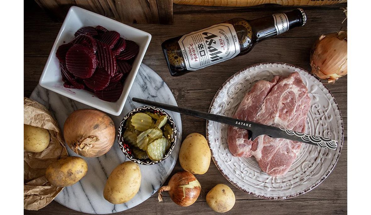 Stekpincett Satake svart 305mm bredbild av köksingredienser inklusive kött, potatis, lök, och en öl