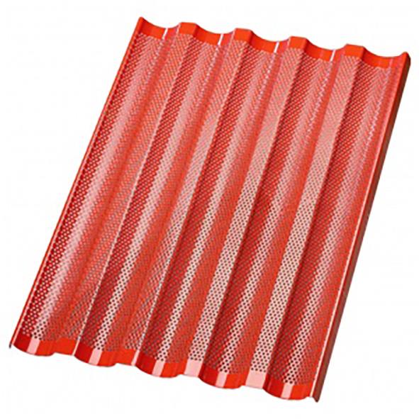Röd plåtbaguette 600x450mm med perforerad yta