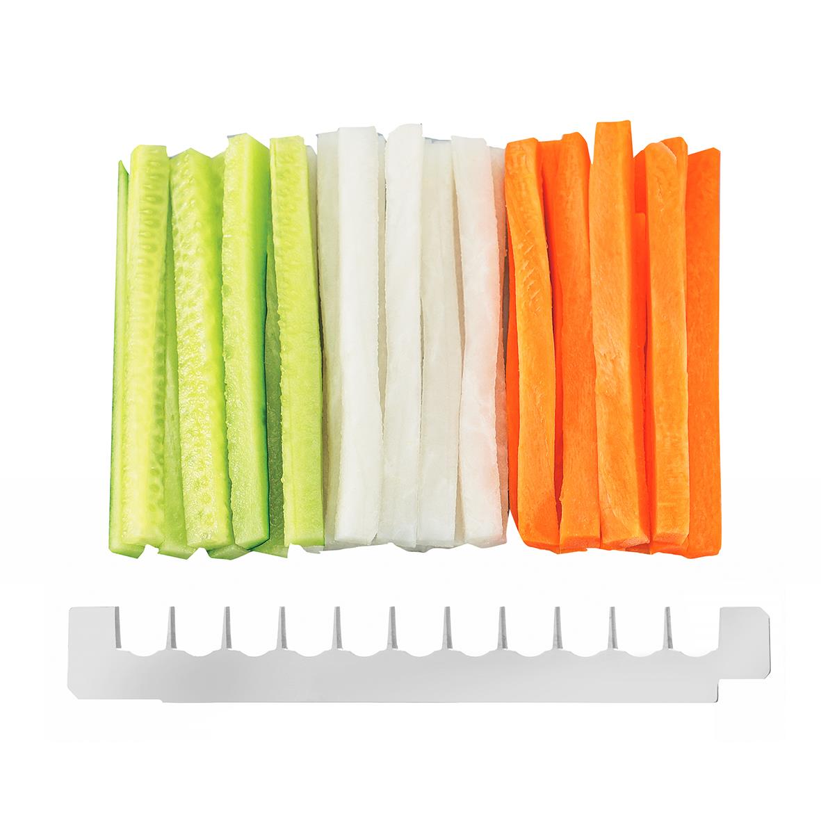 Skivade gurka, lök och morot på en vit skärbräda med plaststöd